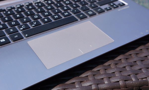 ASUS-VivoBook-review-trackpad