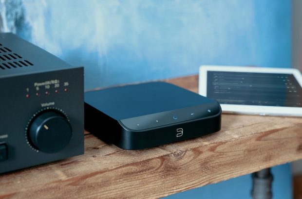 Bluesound Node_N132_Lifestyle_VINTAGE_IPAD_H_T