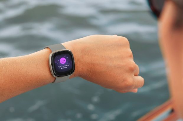 partij Onderdompeling Evaluatie Review: Fitbit Sense - lifestyle smartwatch | FWD