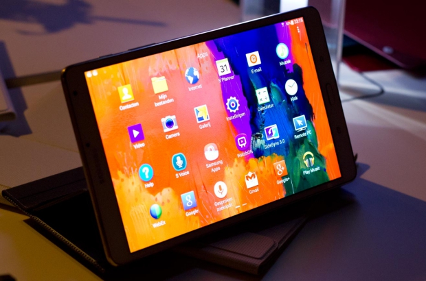 Hands-on-Galaxy-Tab-S-amoled
