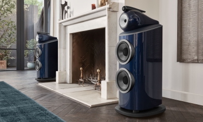 High–B&W – 801 D4 Signature Midnight Blue Metallic – Lifestyle 11