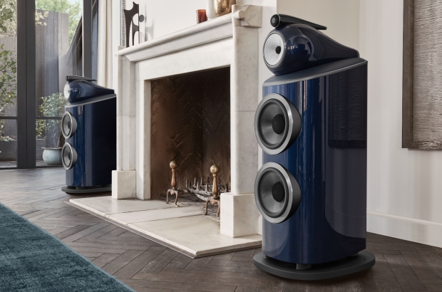 High–B&W – 801 D4 Signature Midnight Blue Metallic – Lifestyle 11