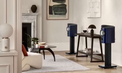 High–B&W – 805 D4 Signature Midnight Blue Metallic – Lifestyle 1