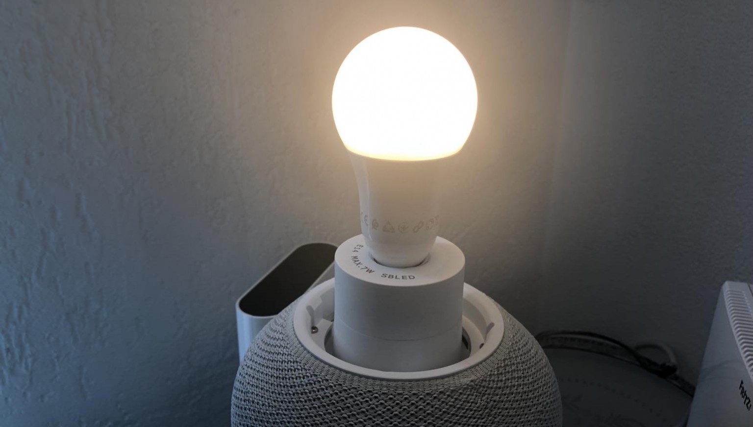 Review IKEA Trådfri E14 ledlamp met Symfonisk tafellamp en Hue Bridge