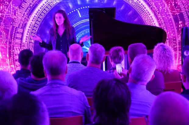 Iris Hond bij KEF op iEar' 2018