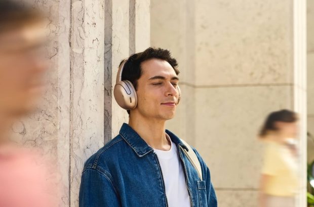 JBL_Tour One M3_Lifestyle Image_1