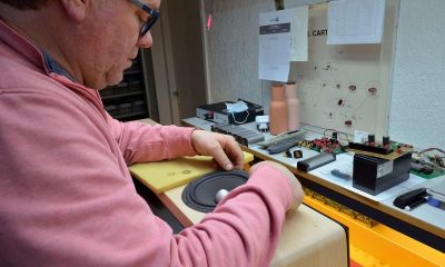 JK Ac_2-Joop Prins monteert speakerunits in de JK Reference III luidsprekers