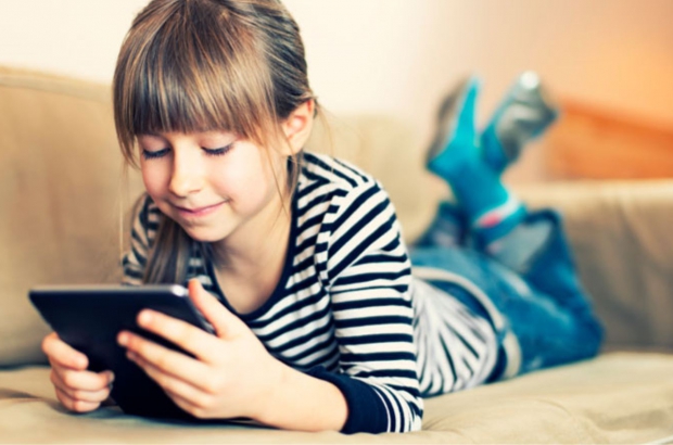 Kind met tablet