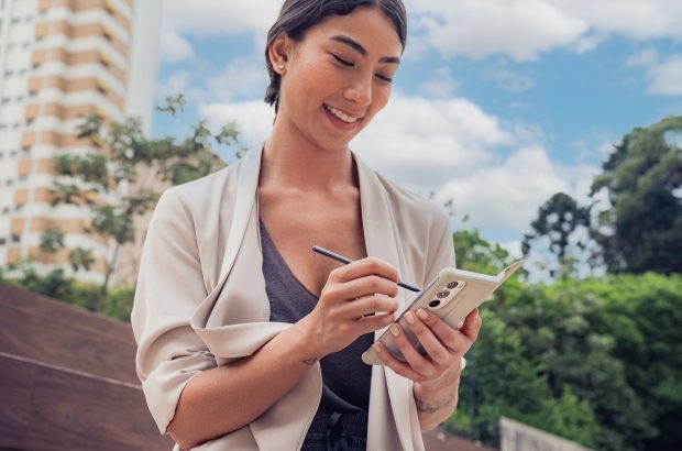 MOTOROLA EDGE 30 PRO_EUROPE GALLERY SHOOT_PROFESSIONAL PHOTOS_FOLIO STYLUS 6