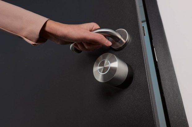 Nuki Smart Lock Pro black basering on door