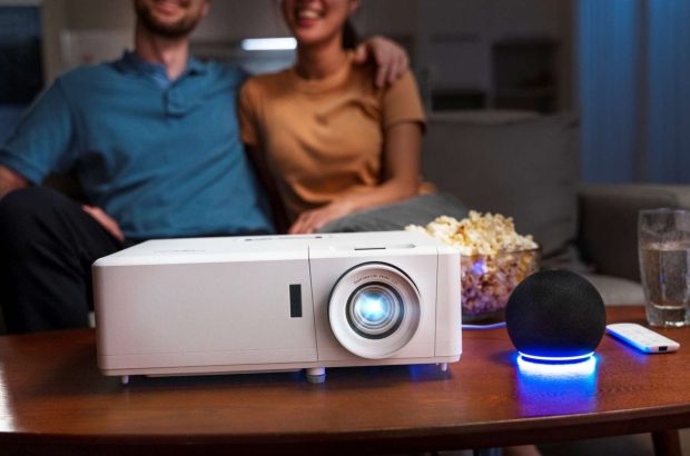 Optoma_UHZ50-lifestyle