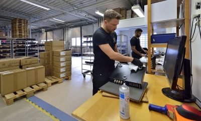 Primare fabriek_gecontroleerde apparaten schoonmaken voor het inpakken