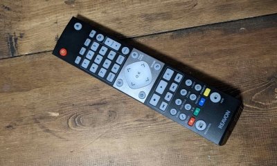 REAVON-UBR-X200-remote-dark