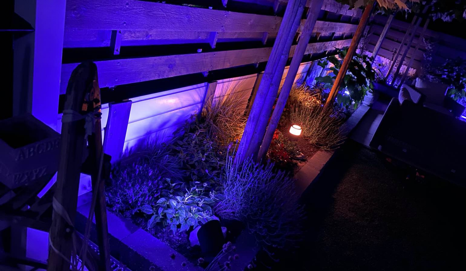 Review Philips Hue Lily XL grote spot voor in de tuin FWD