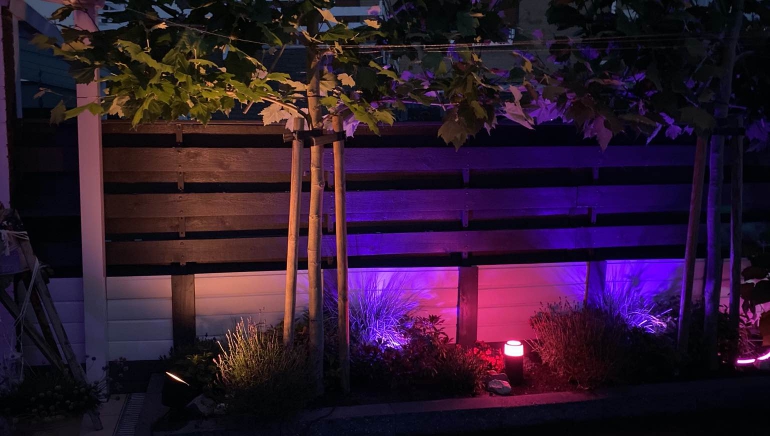 Misleidend Spectaculair Veilig Review: Philips Hue Lily XL - grote spot voor in de tuin | FWD