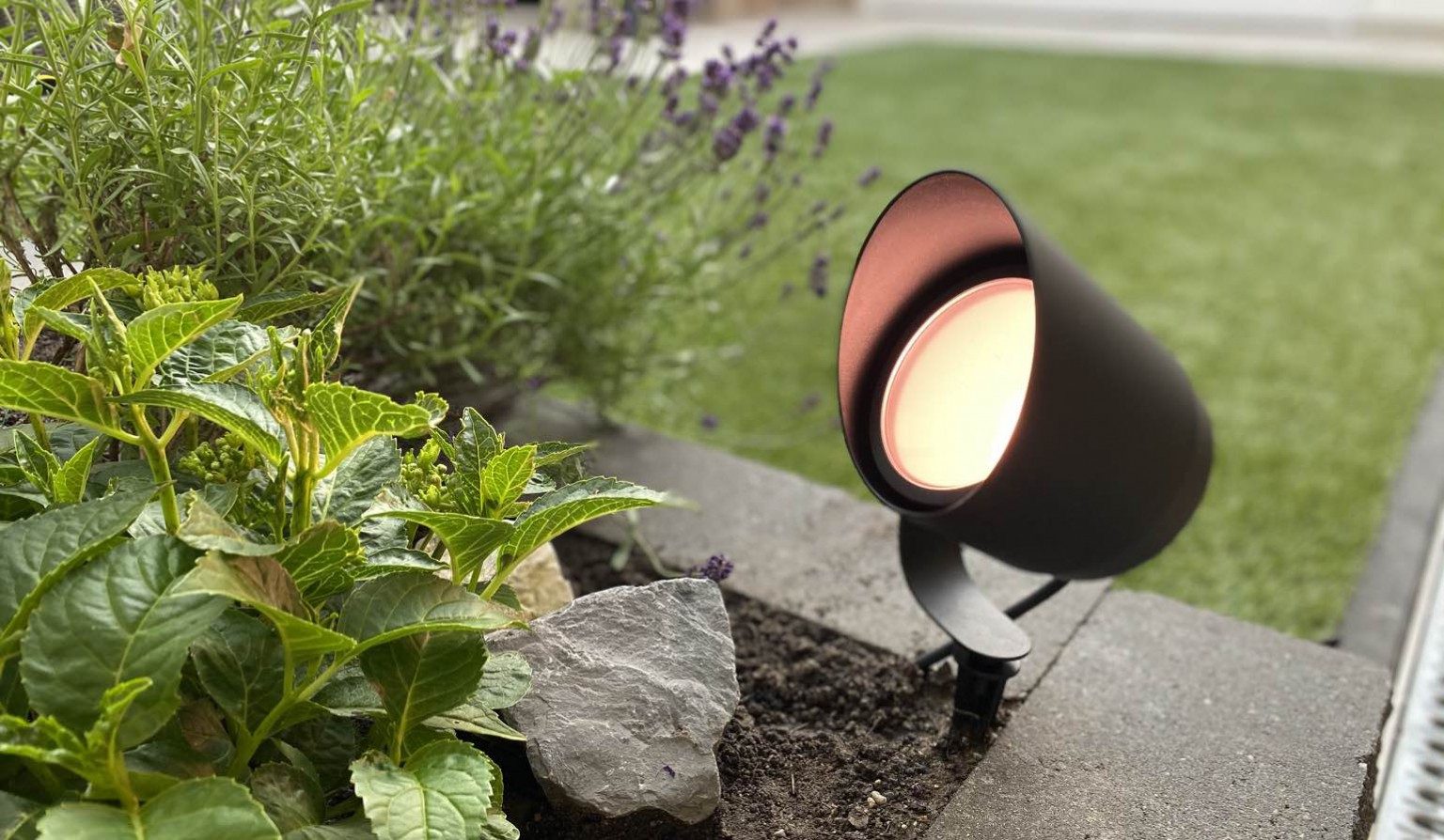 Review Philips Hue Lily XL grote spot voor in de tuin FWD