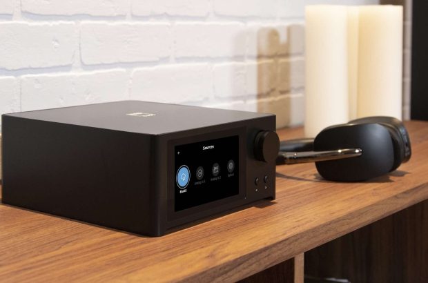 Review NAD C700