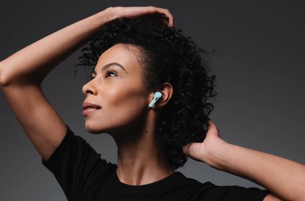 airy-tws-pro-green-lifestyle-1086