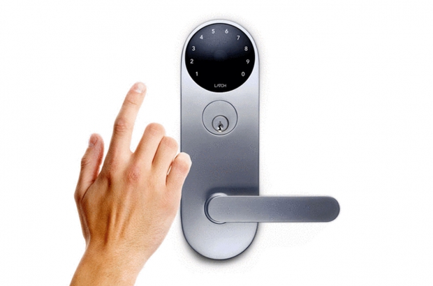 latch-slot-met-camera