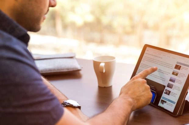 man met tablet