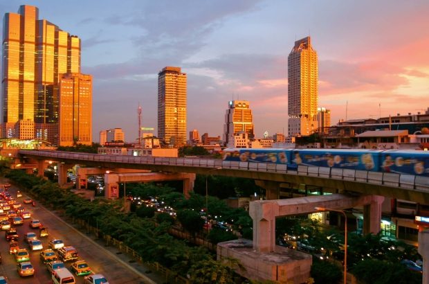 natuurlijk licht_illu golden hour bangkok Bangkok_skytrain_sunset