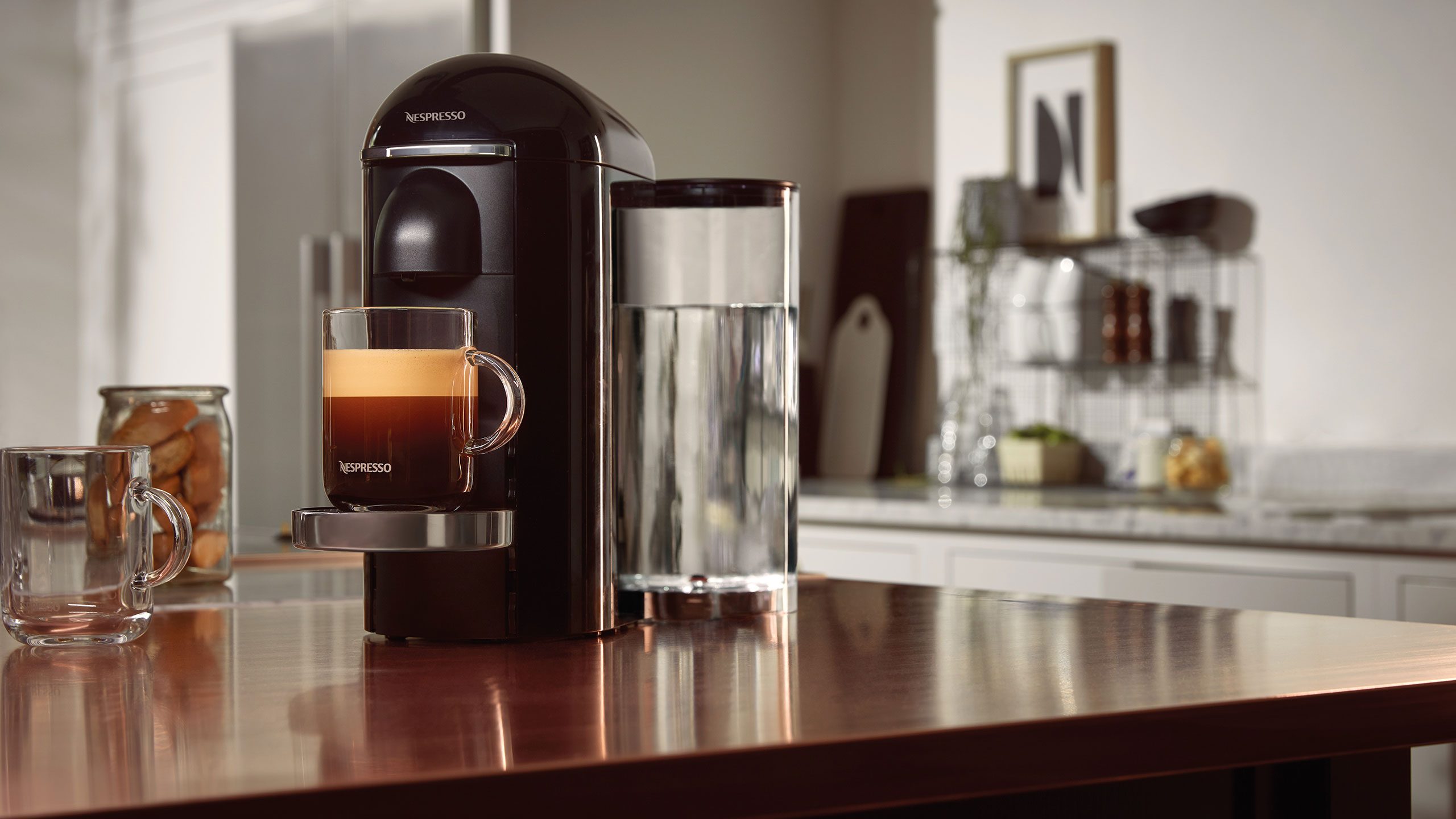 Portiek machine lobby Nespresso Vertuo gepresenteerd: koffiezetapparaat met grotere cupjes | FWD