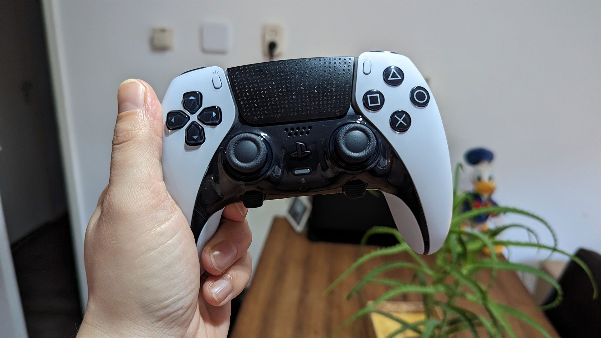 Sony PlayStation DualSense Edge - Review 2023 - PCMag Middle East
